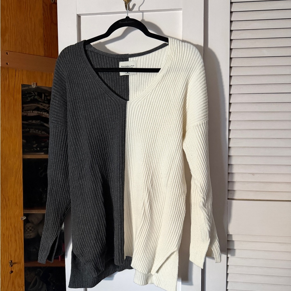 Abercrombie & Fitch Split Two-Tone V-Neck Colorblock Sweater - Grey & Ivory
